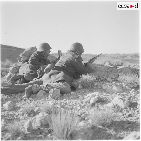 Algérie. Deux soldats en position de tir.