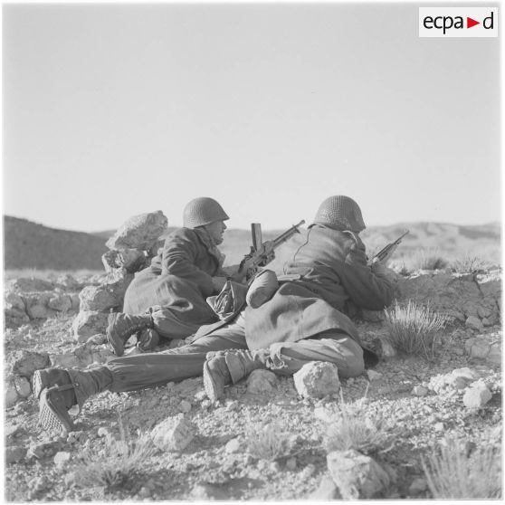 Algérie. Deux soldats en position de tir.