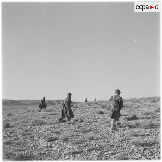 Algérie. Progression de soldats.