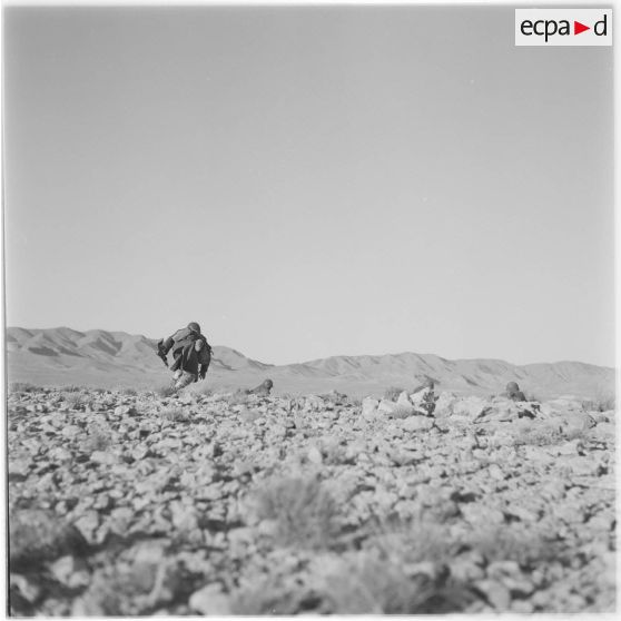 Algérie. Progression de soldats.