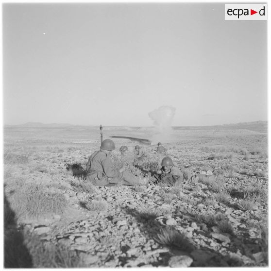 Algérie. Soldats en position de tir.