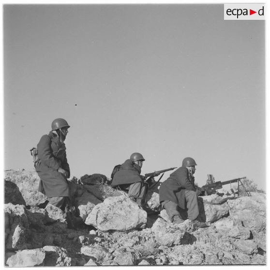 Algérie. Soldats en position de tir.