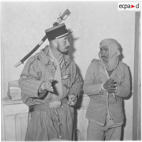 Algérie. Un officier dans son bureau avec un prisonnier.