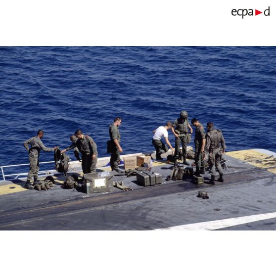 Soldats du 1er RI vérifiant leur équipement sur le pont d'envol du PA (porte-avions) Clemenceau.