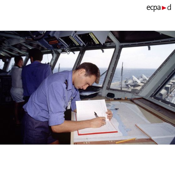 L'officier de quart sur la passerelle du PA (porte-avions) Clemenceau.