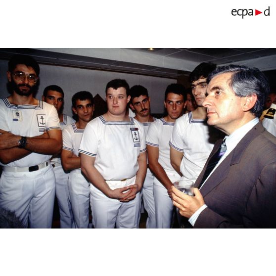 Jean-Pierre Chevènement, ministre de la Défense, en conversation avec les marins du PA (porte-avions) Clemenceau, pendant un apéritif offert à bord.