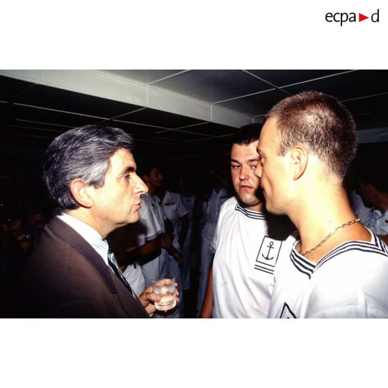 Jean-Pierre Chevènement, ministre de la Défense, en conversation avec les marins du PA (porte-avions) Clemenceau, pendant un apéritif offert à bord.