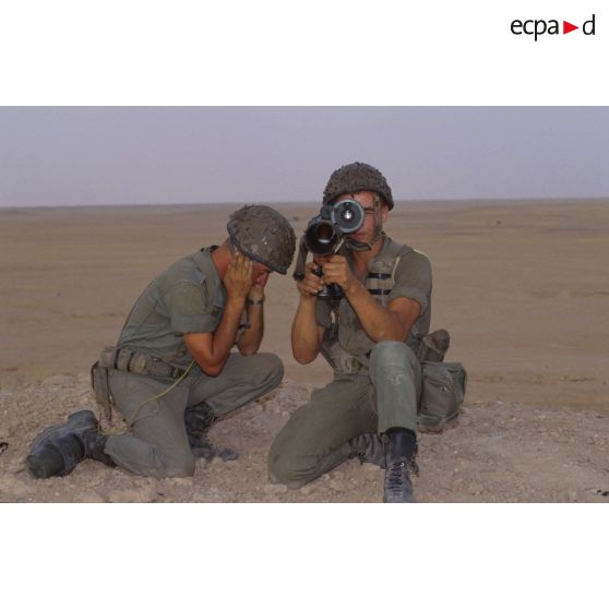 Les soldats se mettent en position de tir au LRAC (lance-roquettes antichar) de 89 mm mdl F1 lors d'un exercice.