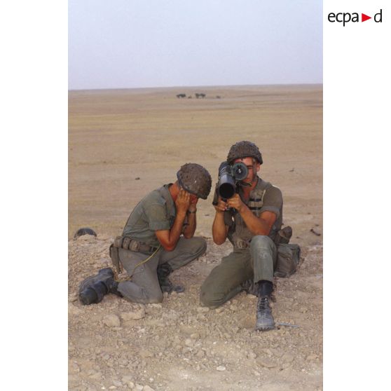 Les soldats se mettent en position de tir au LRAC (lance-roquettes antichar) de 89 mm mdl F1 lors d'un exercice.