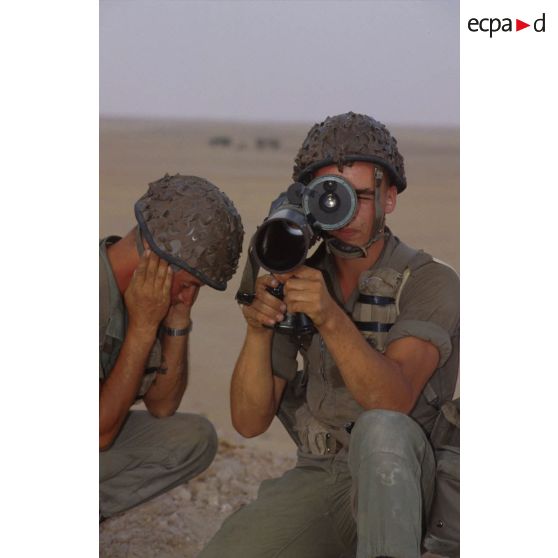 Les soldats se mettent en position de tir au LRAC (lance-roquettes antichar) de 89 mm mdl F1 lors d'un exercice.