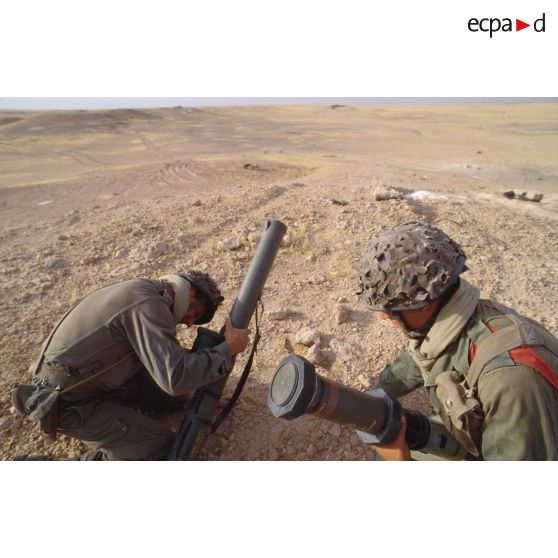 Les soldats se mettent en position de tir au LRAC (lance-roquettes antichar) de 89 mm mdl F1 lors d'un exercice.