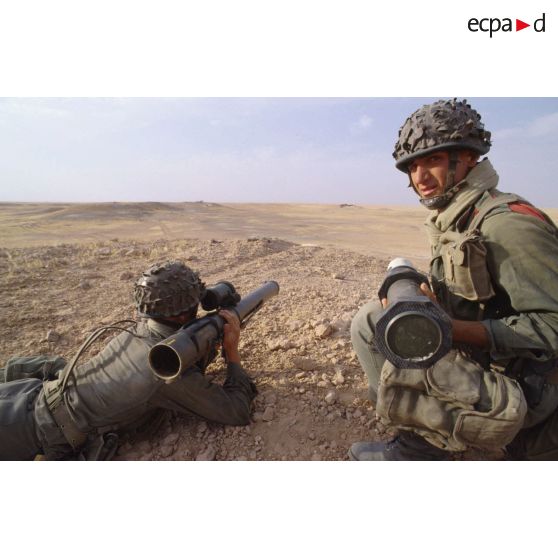 Les soldats se mettent en position de tir au LRAC (lance-roquettes antichar) de 89 mm mdl F1 lors d'un exercice.