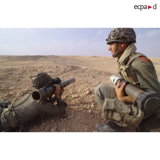 Les soldats se mettent en position de tir au LRAC (lance-roquettes antichar) de 89 mm mdl F1 lors d'un exercice.