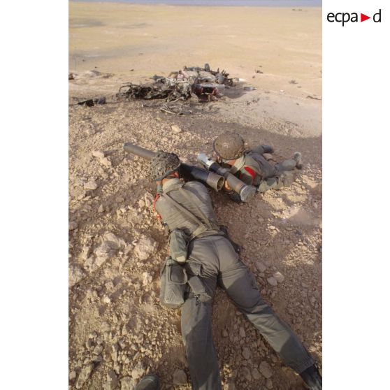 Les soldats se mettent en position de tir au LRAC (lance-roquettes antichar) de 89 mm mdl F1 lors d'un exercice, non loin d'une épave de voiture