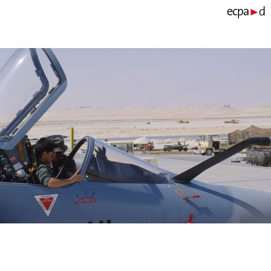 Sur la BA (base aérienne) d'Al Ahsa, maintenance sur un avion de combat Mirage 2000.