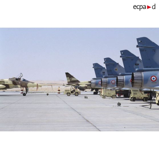 Sur la BA (base aérienne) d'Al Ahsa, des avions de combat Mirage 2000 et Jaguar sont alignés.