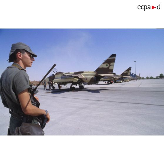 Sur la BA (base aérienne) d'Al Ahsa, des avions de combat Jaguar et Mirage 2000 sont alignés et étroitement gardés, un commando de l'air fait sa ronde.