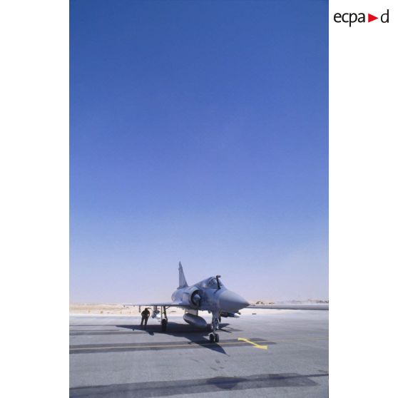 Sur la BA (base aérienne) d'Al Ahsa, un avion de combat Mirage 2000 au sol.