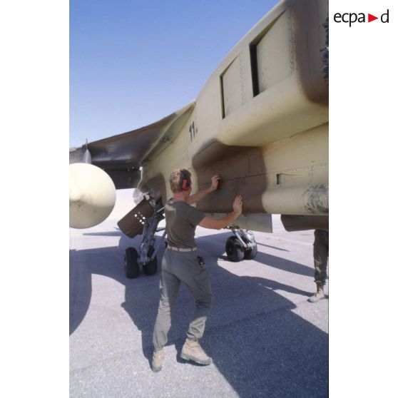 Sur la BA (base aérienne) d'Al Ahsa, vérification de l'armement au retour de mission, ici le canon de 30 mm sur un avion de combat Jaguar.