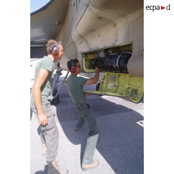 Sur la BA (base aérienne) d'Al Ahsa, vérification de l'armement au retour de mission, ici le canon de 30 mm sur un avion de combat Jaguar.