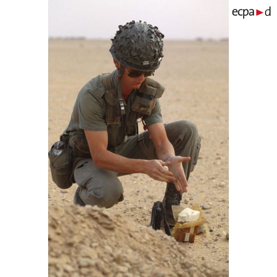 Un soldat manipule des pains de plastic pendant un entraînement au tir à l'explosif.