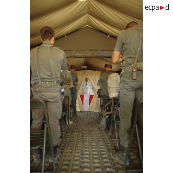 Messe célébrée par le père Olive Tagliazucchi, aumônier du 2e REP, sous une tente au campement du 1er RI.