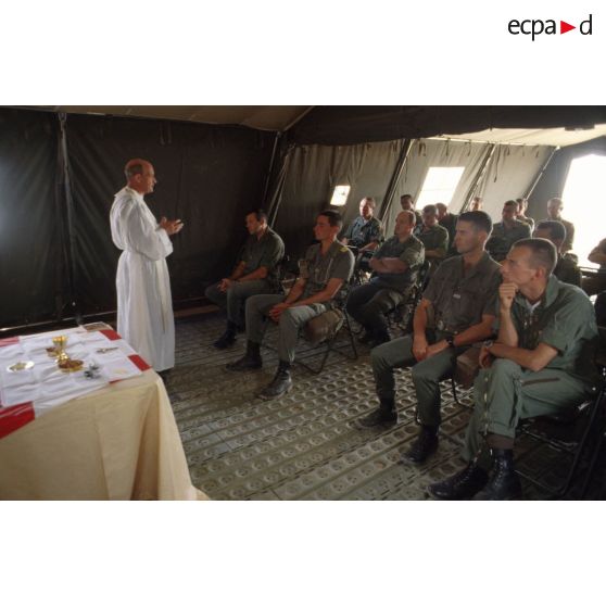 Messe célébrée par le père Olive Tagliazucchi, aumônier du 2e REP, sous une tente au campement du 1er RI.