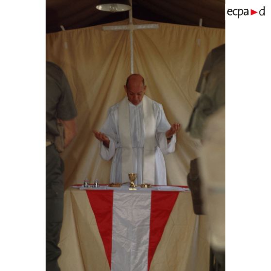 Messe célébrée par le père Olive Tagliazucchi, aumônier du 2e REP, sous une tente au campement du 1er RI.