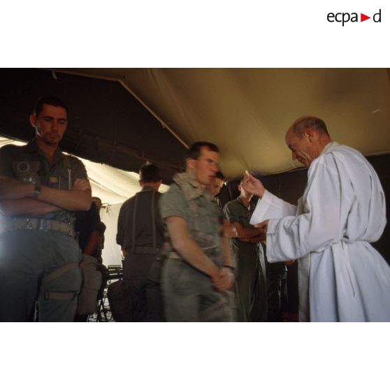 Messe célébrée par le père Olive Tagliazucchi, aumônier du 2e REP, sous une tente au campement du 1er RI.