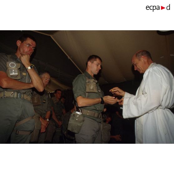 Messe célébrée par le père Olive Tagliazucchi, aumônier du 2e REP, sous une tente au campement du 1er RI.