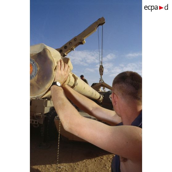 Remise en place d'une tourelle de blindé de reconnaissance AMX-10 RC à l'aide d'une grue montée sur camion TRM-10000 par les mécaniciens du 6e RCS (régiment de commandement et de soutien).