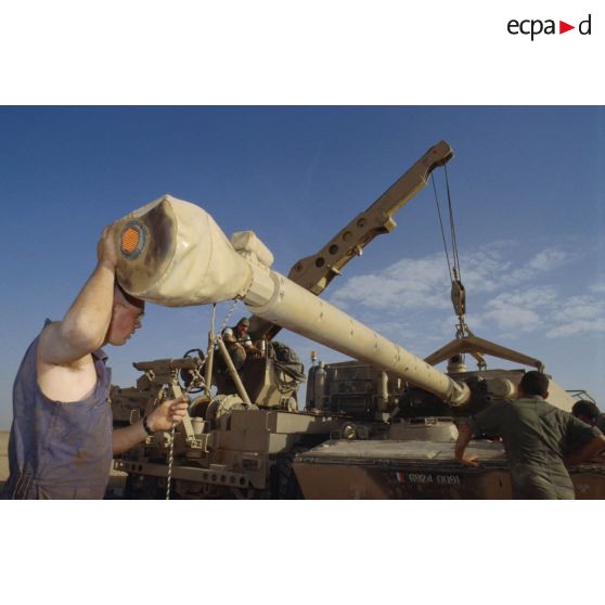 Remise en place d'une tourelle de blindé de reconnaissance AMX-10 RC à l'aide d'une grue montée sur camion TRM-10000 par les mécaniciens du 6e RCS (régiment de commandement et de soutien).