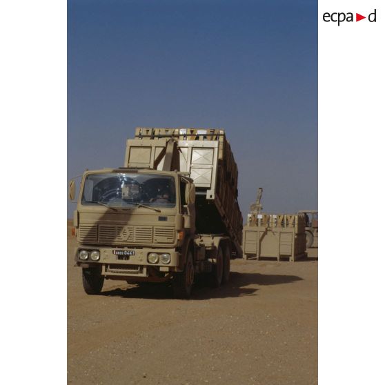 Au dépôt de munitions de Miramar, les véhicules du GSL (groupement de soutien logistique) effectuent le transport routier et la manutention des palettes de munitions.