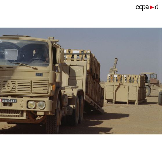 Le dépôt de munitions de Miramar. Les véhicules du GSL (groupement de soutien logistique) effectuent le transport routier et la manutention des palettes de munitions.