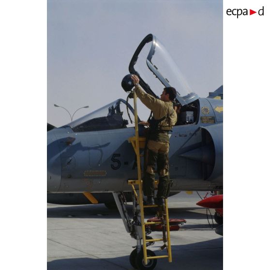 Un pilote monte à l'échelle du cockpit de son avion de combat Mirage 2000 au parking sur la BA (base aérienne) d'Al Ahsa.