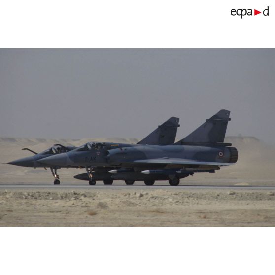 Deux avions de combat Mirage 2000 armés prêts au décollage sur la BA (base aérienne) d'Al Ahsa, armés de missiles Matra super 530 D.