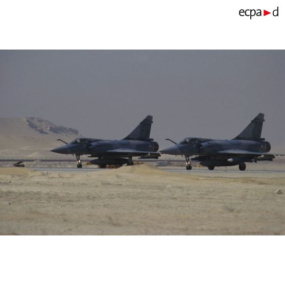 Deux avions de combat Mirage 2000 armés prêts au décollage sur la BA (base aérienne) d'Al Ahsa, armés de missiles Matra super 530 D.