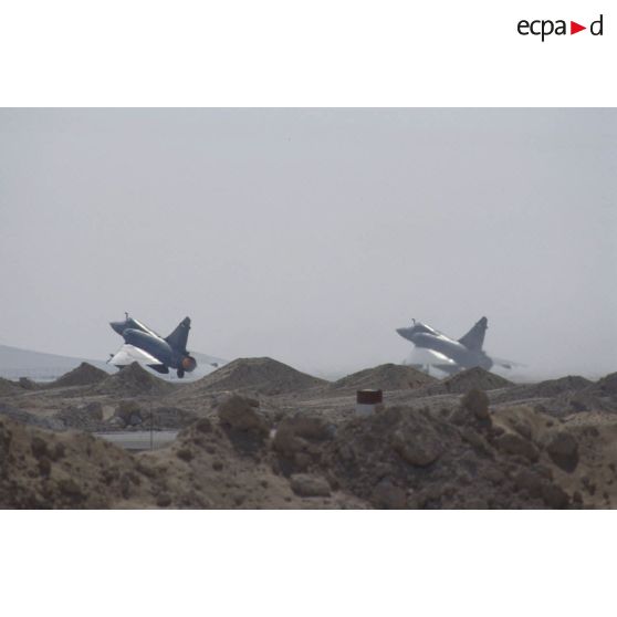 Deux avions de combat Mirage 2000 au décollage sur la BA (base aérienne) d'Al Ahsa.