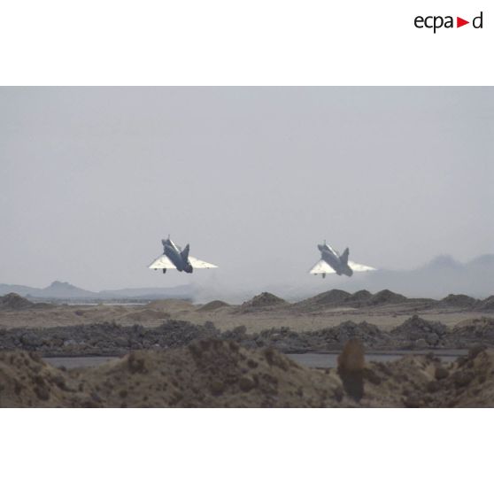 Deux avions de combat Mirage 2000 au décollage sur la BA (base aérienne) d'Al Ahsa.