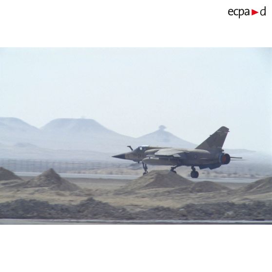 Un avion de combat Mirage F1-CR prêt au décollage sur la piste de la BA (base aérienne) d'Al Ahsa.