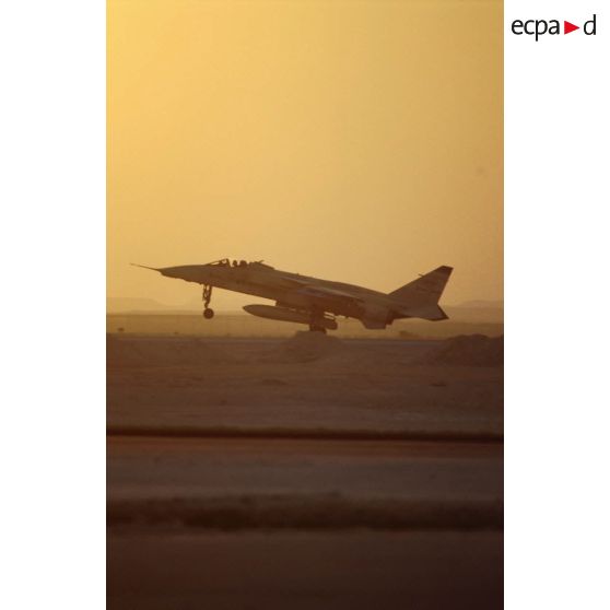 Un avion de combat Jaguar à l'atterrissage au coucher de soleil  sur la BA (base aérienne) d'Al Ahsa.