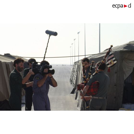 L'équipe de tournage ECPA (Etablissement cinématographique et photographique des Armées) au travail sur la BA (base aérienne) d'Al Ahsa filme un joueur de biniou.