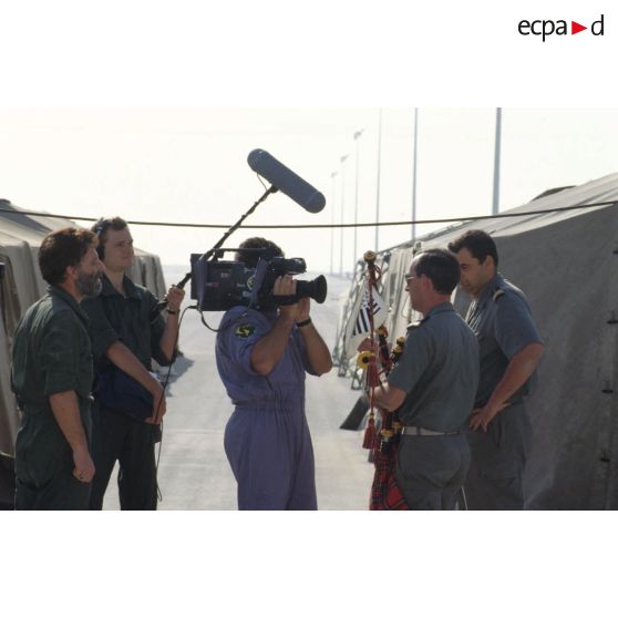 L'équipe de tournage ECPA (Etablissement cinématographique et photographique des Armées) au travail sur la BA (base aérienne) d'Al Ahsa filme un joueur de biniou.