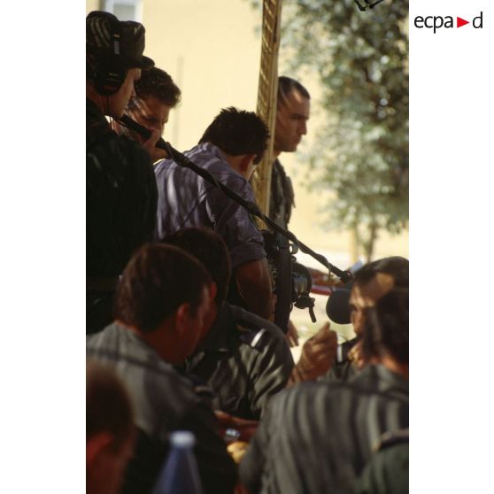 L'équipe de tournage ECPA (Etablissement cinématographique et photographique des Armées) au travail sur la BA (base aérienne) d'Al Ahsa filme un repas de l'armée de l'Air.