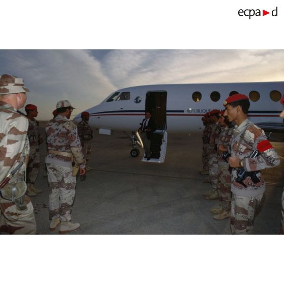 Le photographe du ministre de la Défense descend d'un avion Mystère 50 du GLAM (groupe de liaisons aériennes ministérielles) sur l'aéroport de CRK (camp du roi Khaled), en présence du général de brigade Jean-Charles Mouscardès, commandant la division Daguet, et du général saoudien Al Alkami.