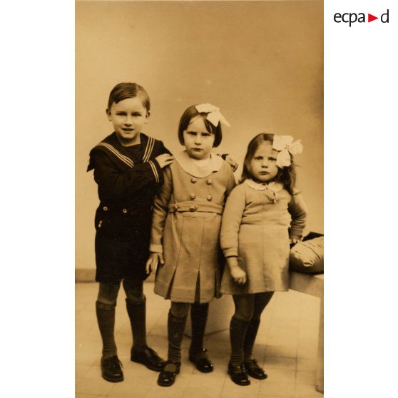 [Portrait de trois jeunes enfants].