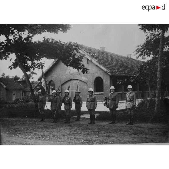 4ème régiment de tirailleurs tonkinois. Nam Dinh (Tonkin) 1er avril 1932. Présentation du drapeau. [légende d'origine]