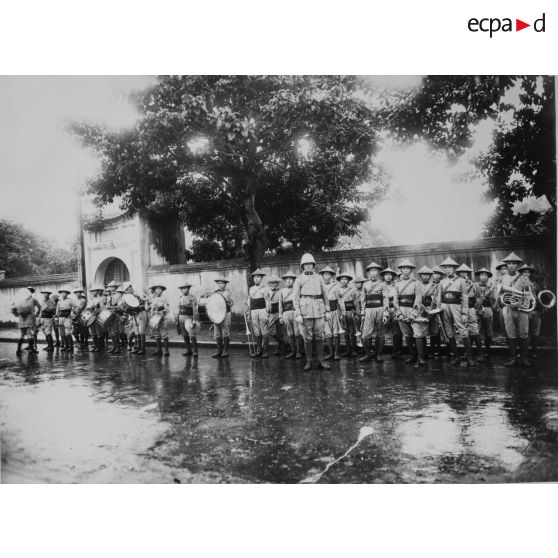 Fanfare du 4ème Tonkinois. Nam Dinh, Tonkin 1932. [légende d'origine]