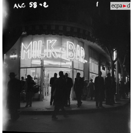 La foule devant le Milk bar.