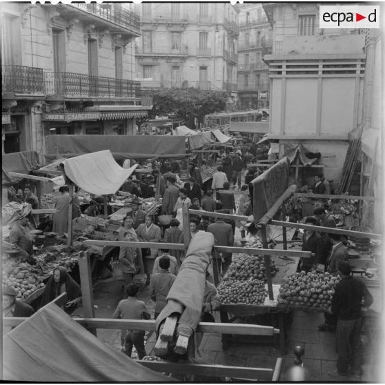 La foule sur le marché de Bab El Oued.